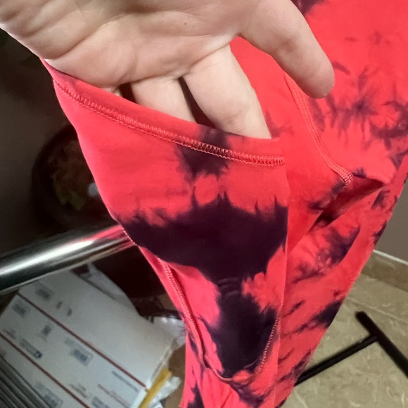 Lululemon Cropped Leggings in black and red tie dye with pockets Size 4 Like new - Picture 3 of 9